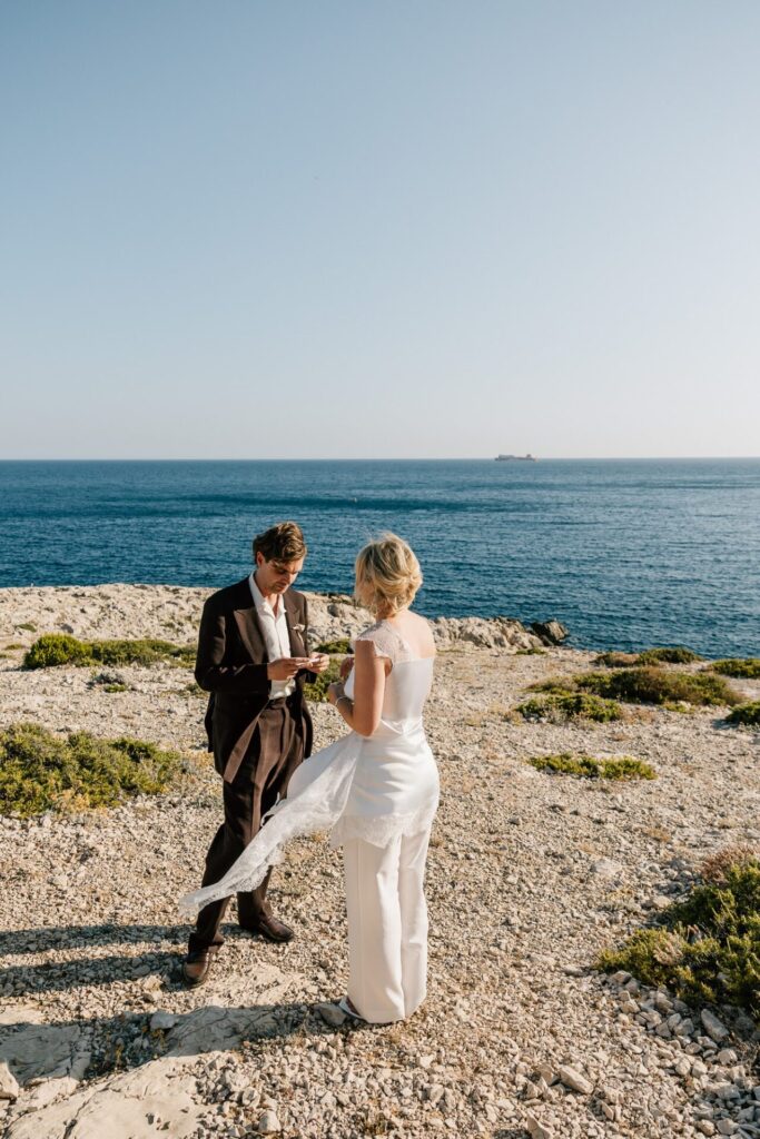 Marié lisant ses vœux face à la mer dans les calanques de Marseille