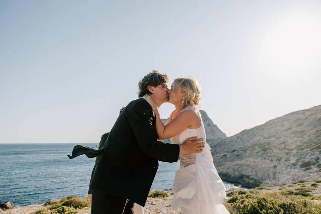 Couple s’embrassant face à la mer dans les calanques de Marseille