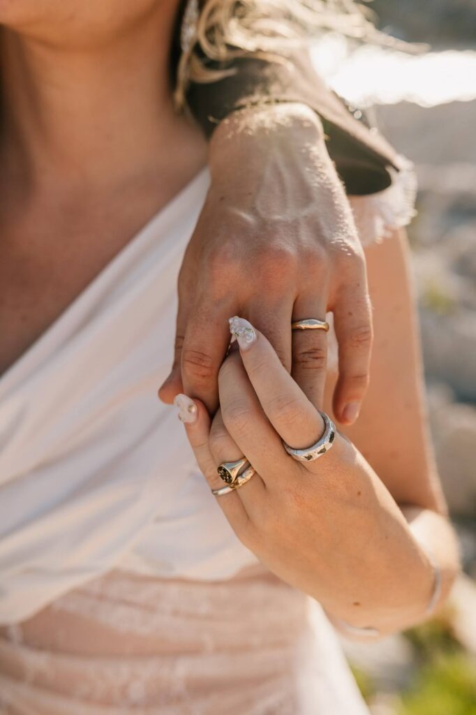 Détail des alliances pendant un mariage intime dans les calanques de Marseille