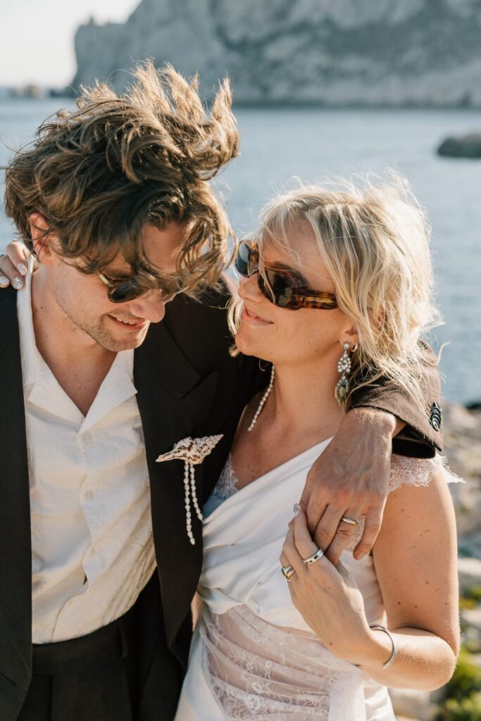 Couple de mariés au coucher du soleil dans les calanques de Marseille