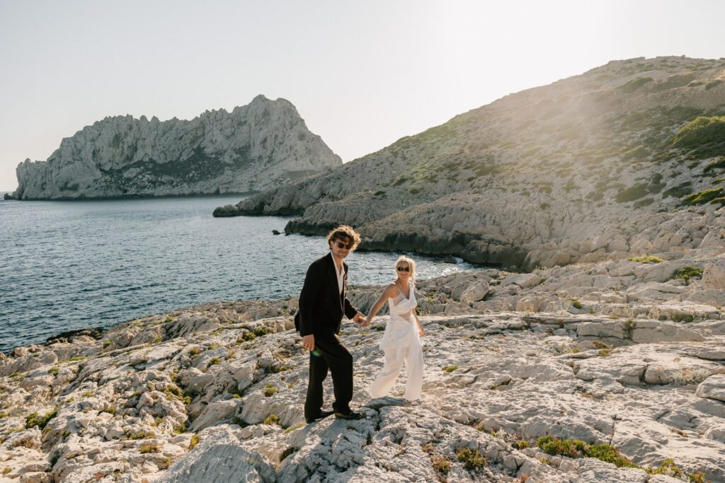 couple d'amoureux marchent dans les calanques lors d'une séance photo de couple à Marseille