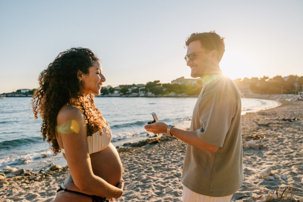 couple échangeant un moment complice après une demande en mariage à la plage