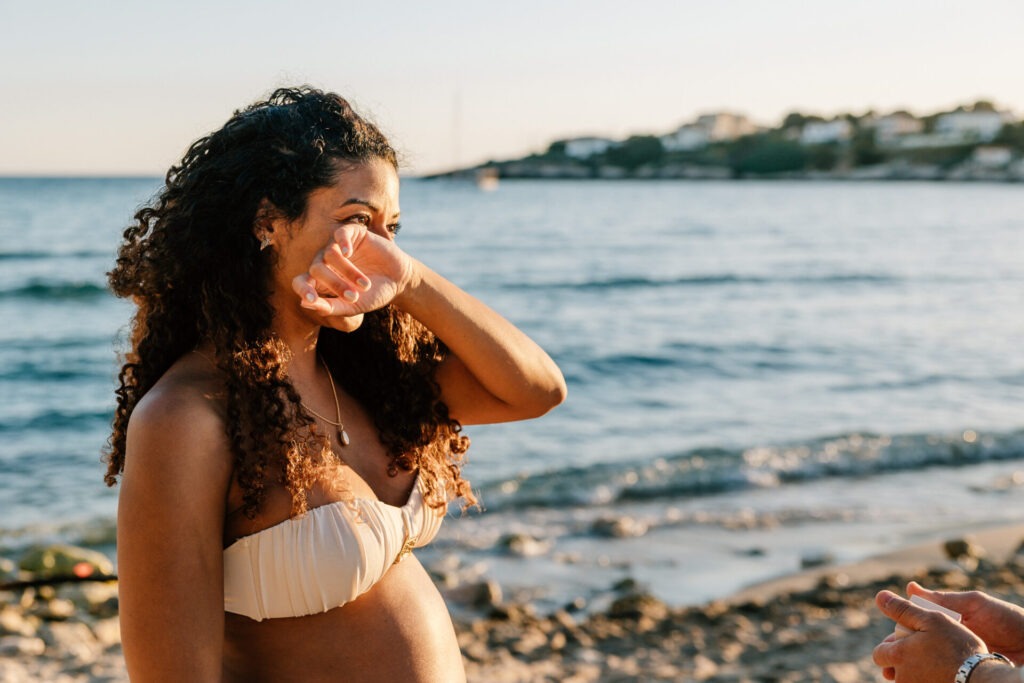 réaction émue de la future maman après une demande en mariage sur la Côte Bleue