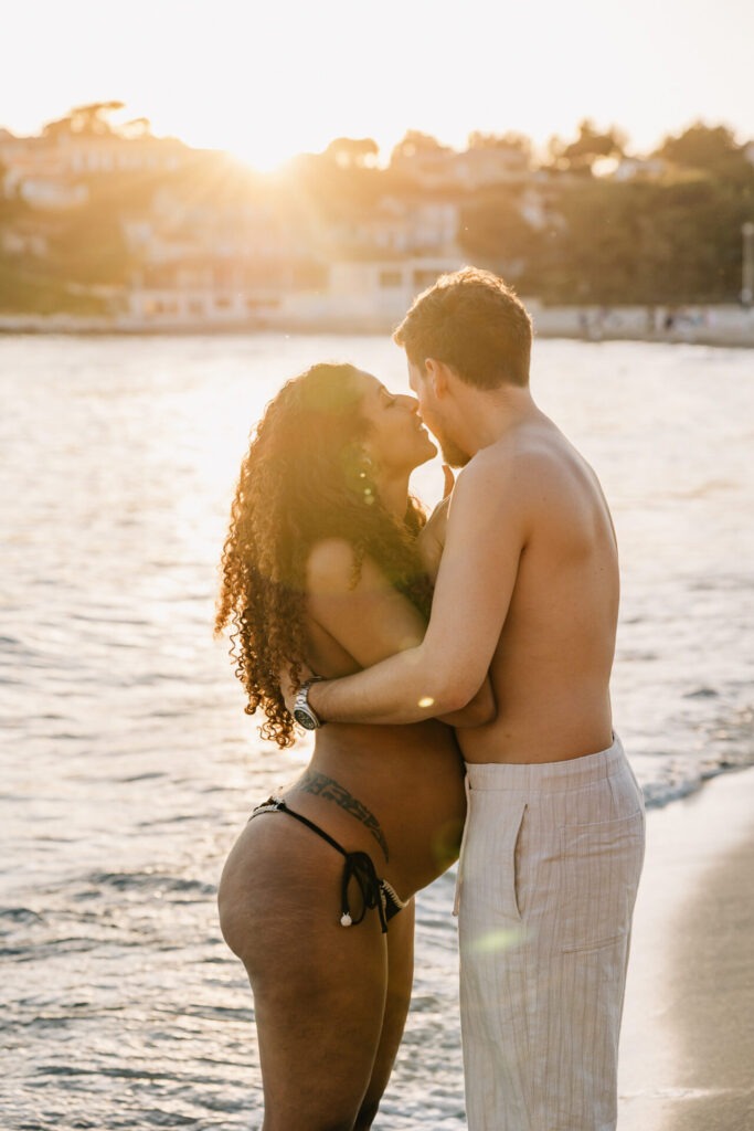 couple au coucher du soleil pendant une séance photo grossesse à Carry-le-Rouet