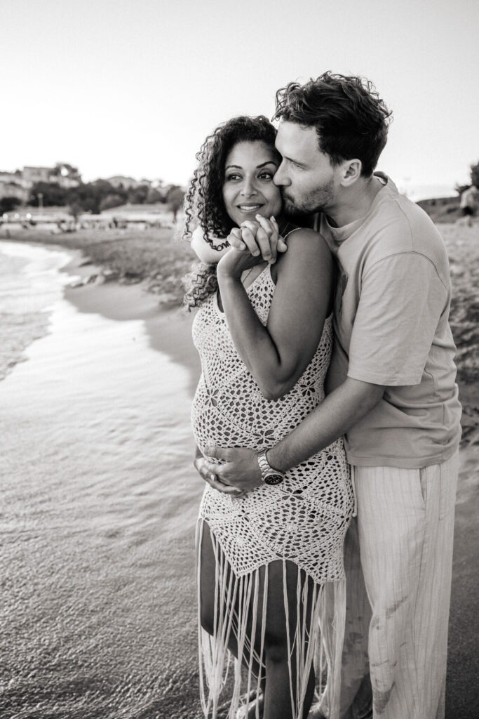 portrait couple grossesse en noir et blanc sur la plage