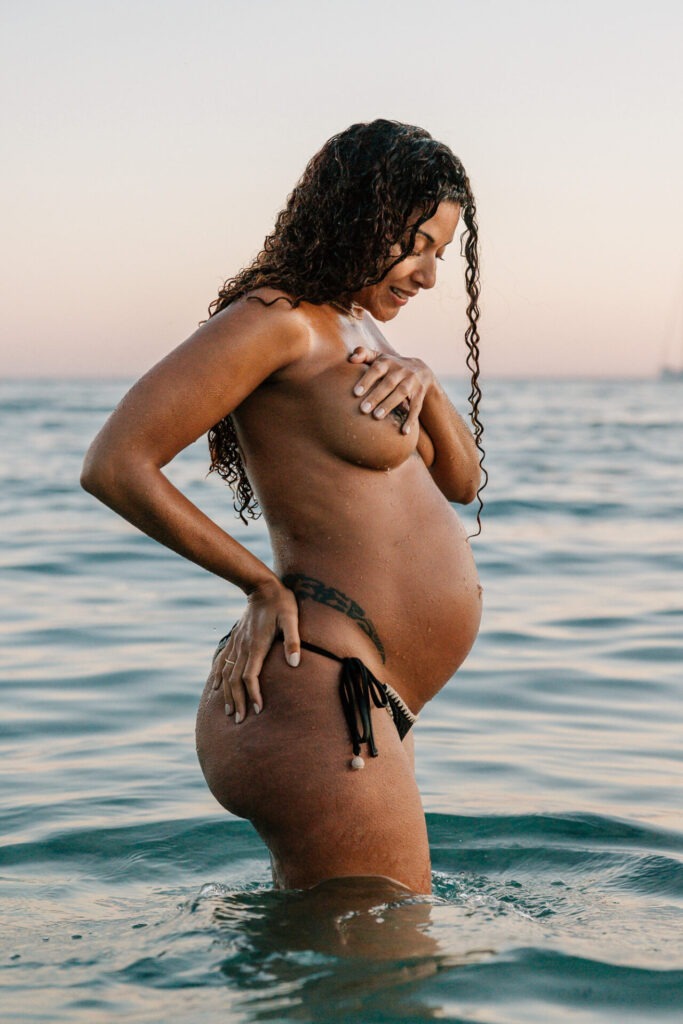 femme enceinte topless dans la mer pendant une séance grossesse en bord de mer sur la Côte Bleue