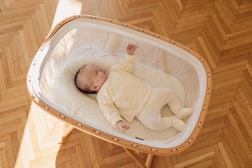 Bébé allongé dans un berceau dans un appartement à Marseille pendant une séance photo naissance