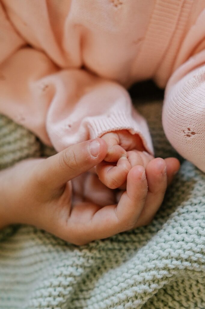 Détail des mains d’un bébé nouveau-né photographié à domicile lors d’une séance photo à Marseille