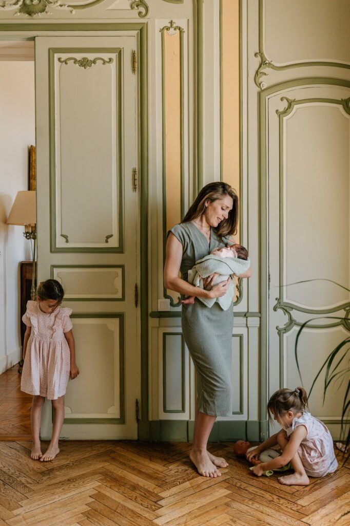 Maman avec son bébé et un enfant dans un appartement à Marseille pendant une séance photo famille à domicile