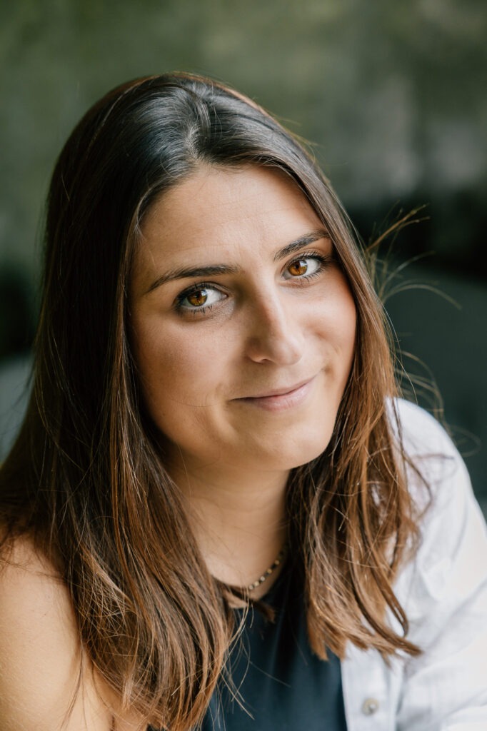 Portrait professionnel naturel d'une cheffe d'entreprise