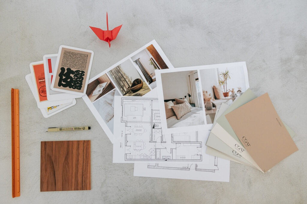 Flatlay de matériaux et plans pour une séance photo de marque architecte d'intérieur