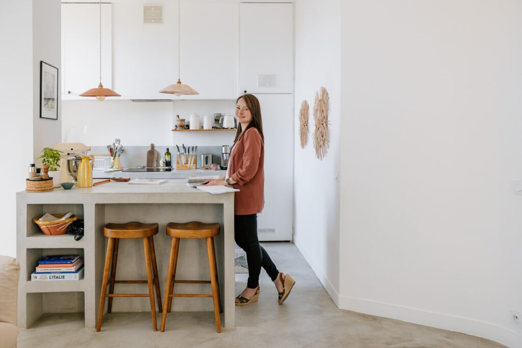 Photo de marque d'une architecte d'intérieur dans son univers professionnel
