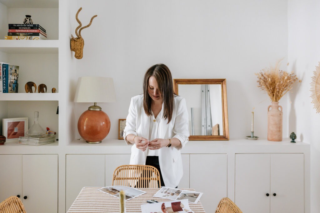 Architecte d'intérieur au travail dans le cadre d'une séance branding professionnelle