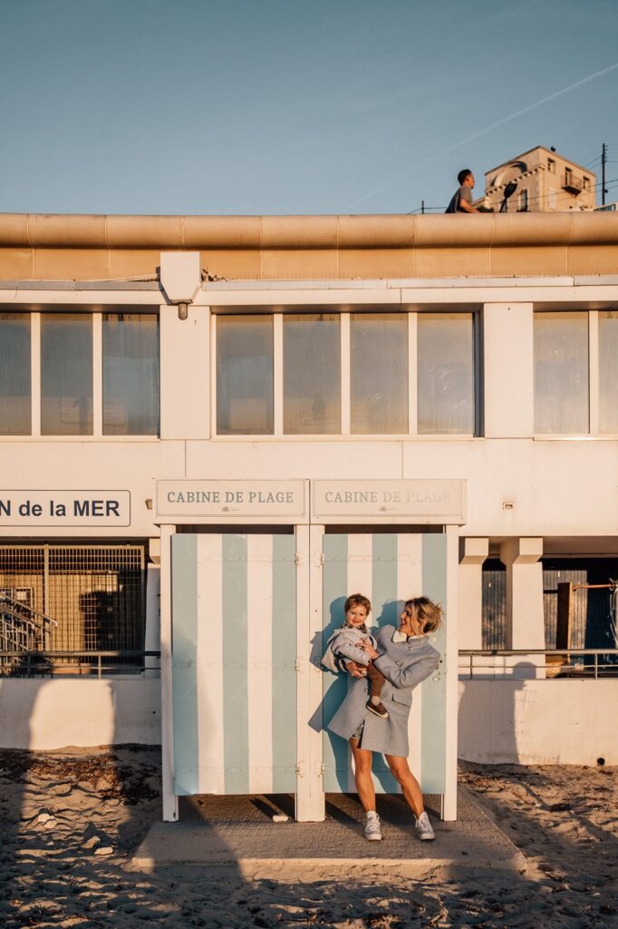 Maman et son fils sur la plage du Prophète à Marseille, en hiver, manteau bleu
