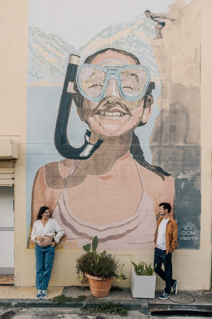 couple attendant un bébé devant une fresque dans le quartier de Malmousque à Marseille séance photo grossesse