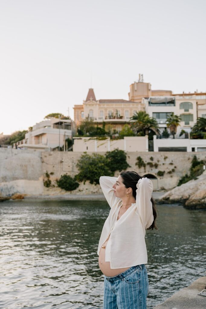 séance photo grossesse à Marseille au bord de la mer à Malmousque femme enceinte