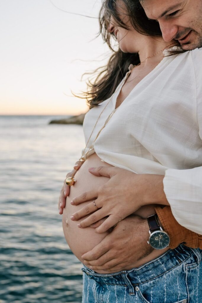 couple tenant le ventre d’une femme enceinte séance grossesse Marseille