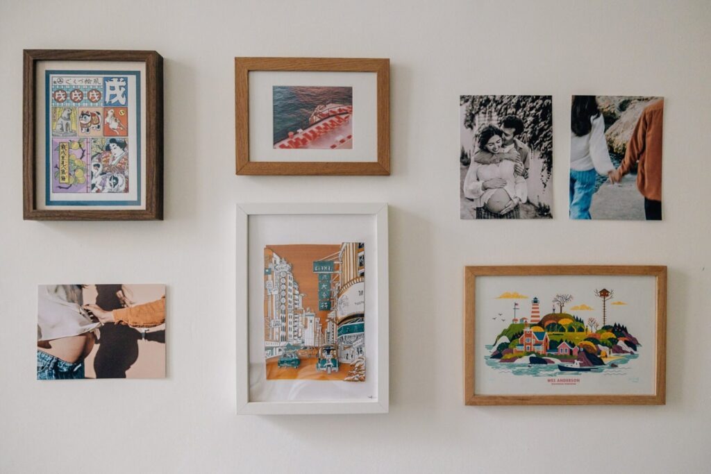 galerie de photos de famille accrochées au mur dans un appartement marseillais
