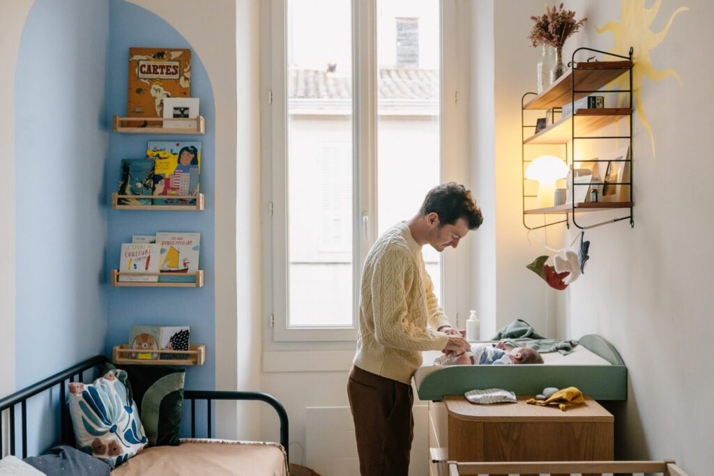 papa change son bébé nouveau-né dans la chambre séance photo naissance à domicile Marseille