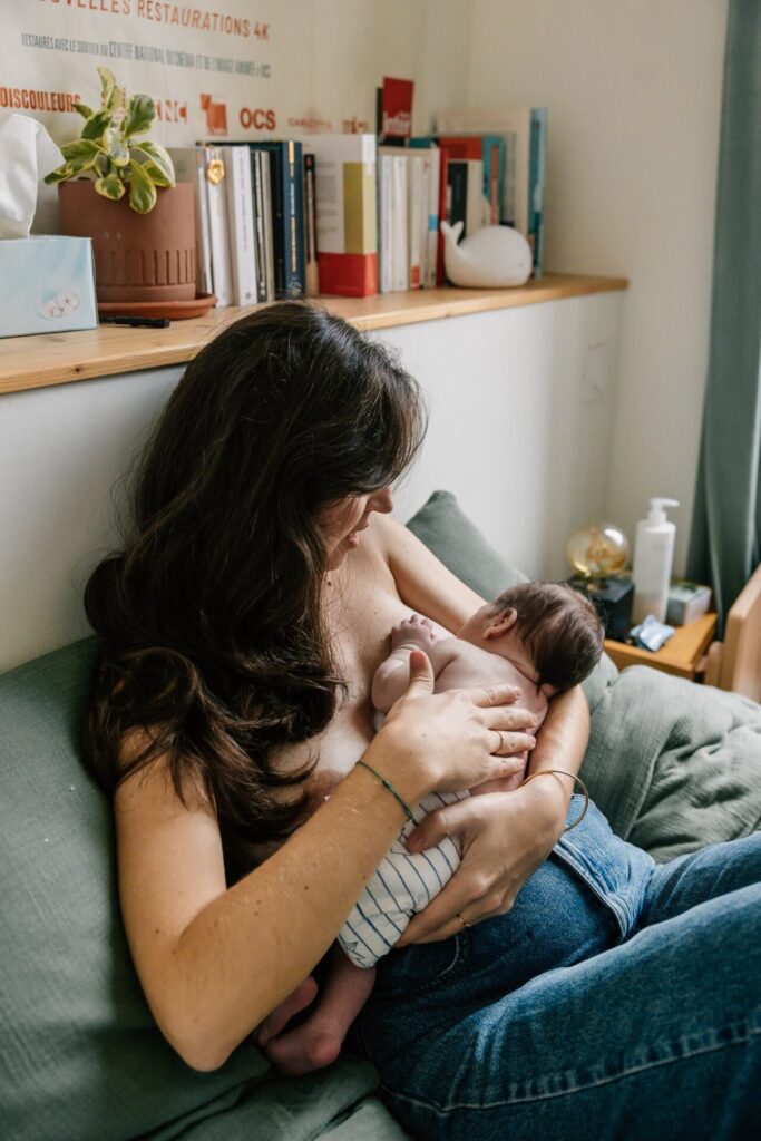 maman qui allaite son bébé nouveau-né séance photo à domicile Marseille