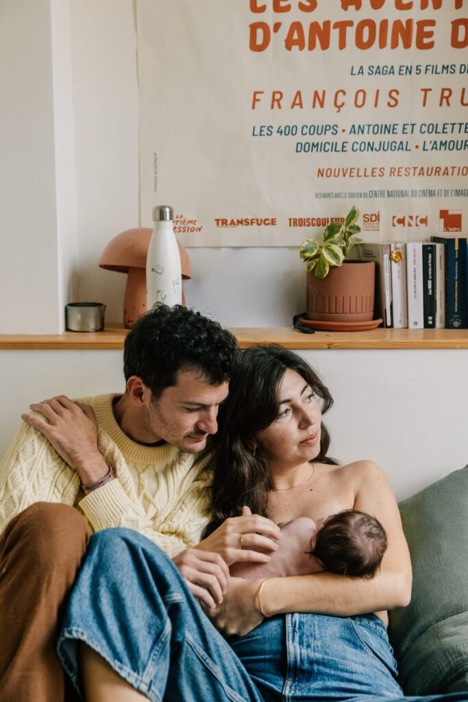 maman qui allaite son bébé nouveau-né séance photo à domicile Marseille