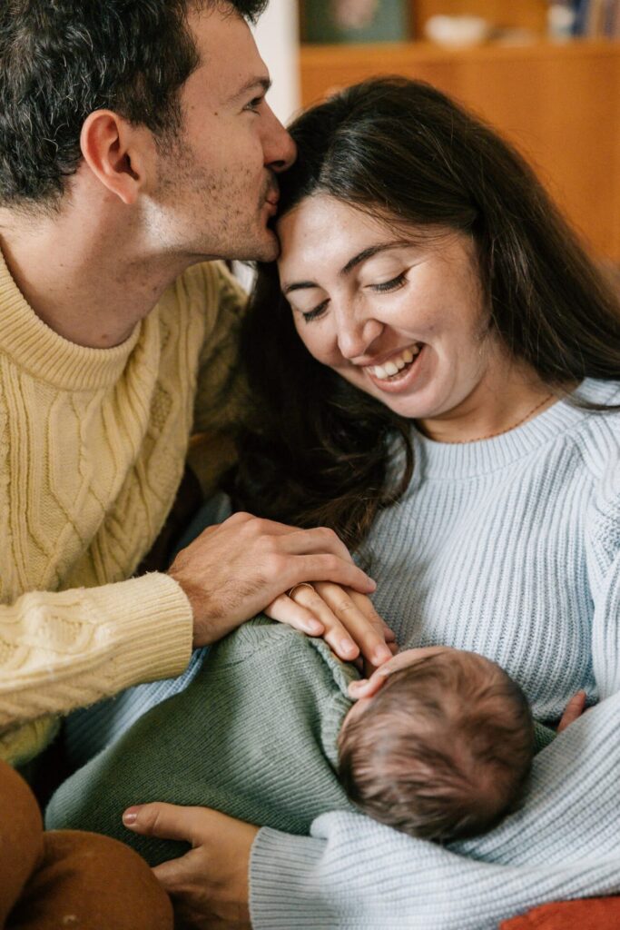parents souriant avec leur bébé nouveau-né séance photo famille Marseille