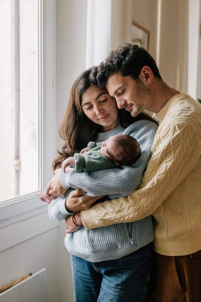parents souriant avec leur bébé nouveau-né séance photo famille Marseille