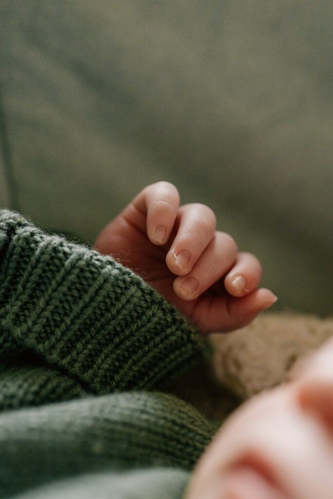 détail de la main d’un bébé nouveau-né photographie de naissance