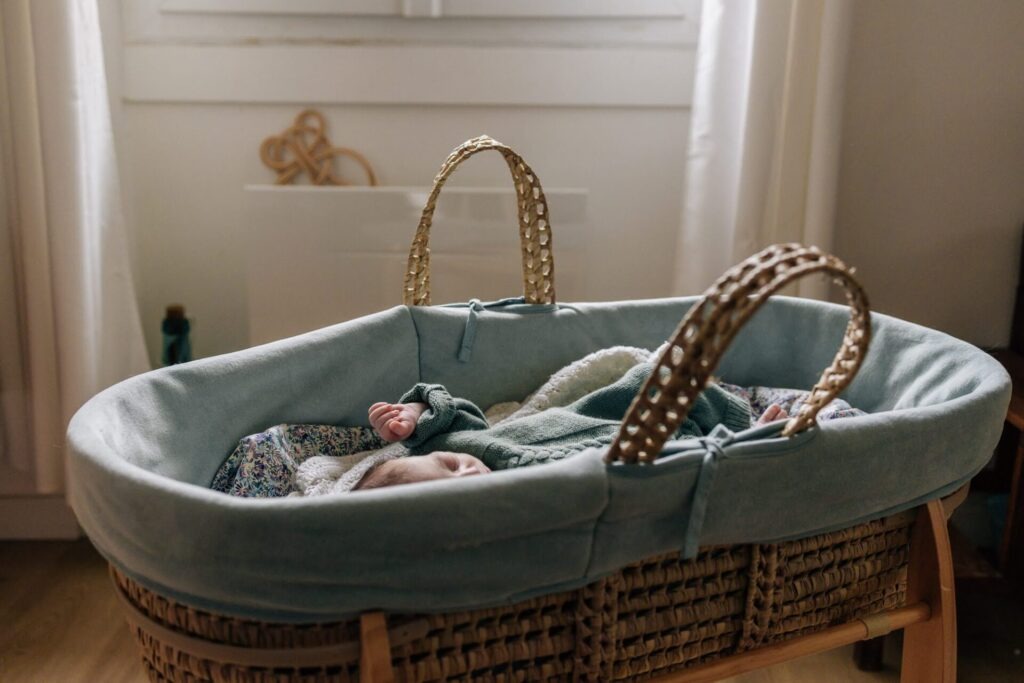 bébé nouveau-né qui dort dans un couffin lumière naturelle séance photo bébé