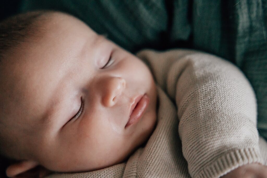 Gros plan sur le visage d'un bébé de 3 mois endormi, séance photo à domicile Marseille