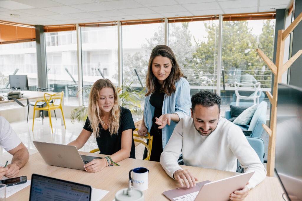Photos d'équipe illustrant le travail quotidien d'une startup