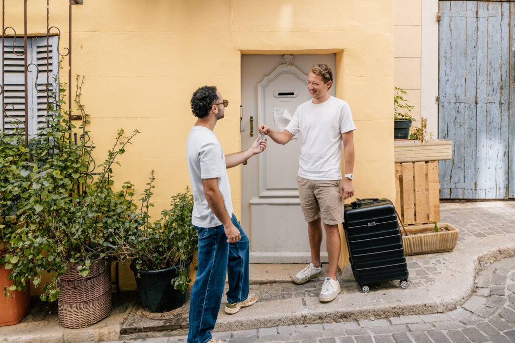 Remise des clés d'un appartement pendant un reportage photo d'entreprise