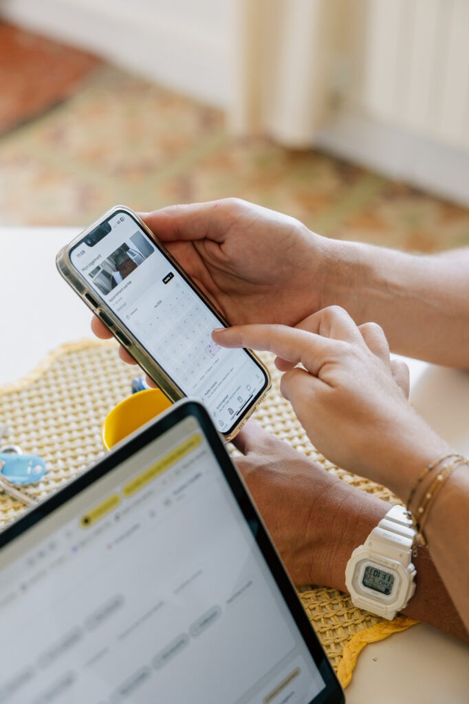 Travail d'une équipe sur ordinateur et smartphone