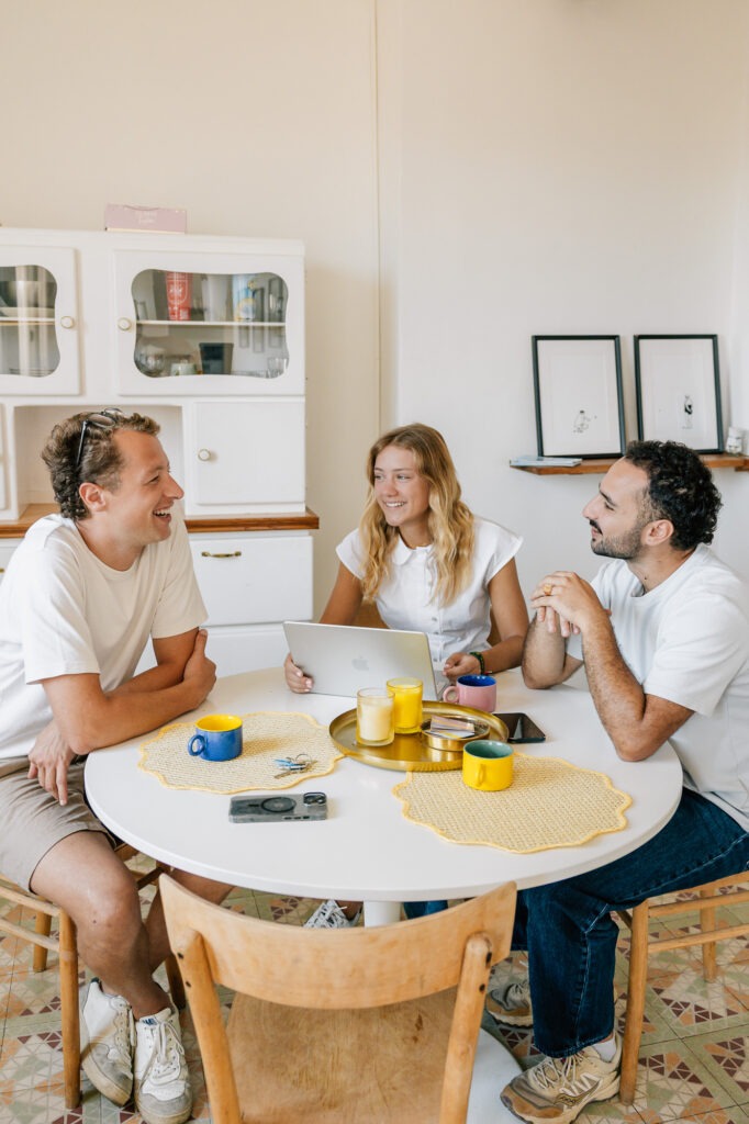Photos d'équipe pour une startup réalisées par une photographe de marque à Marseille