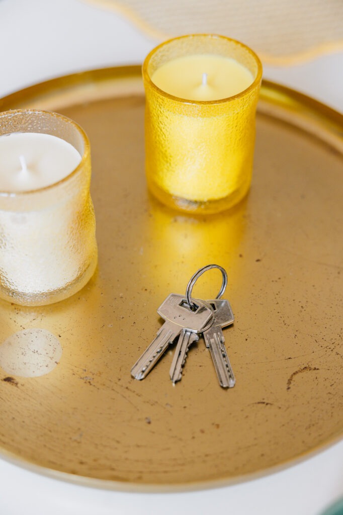 Clés d'appartement photographiées pour illustrer un service de location courte durée