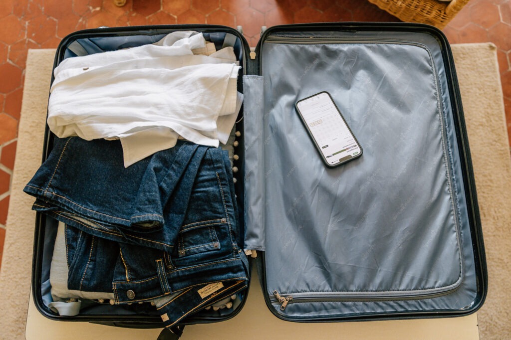 Valise et smartphone illustrant un séjour en location courte durée