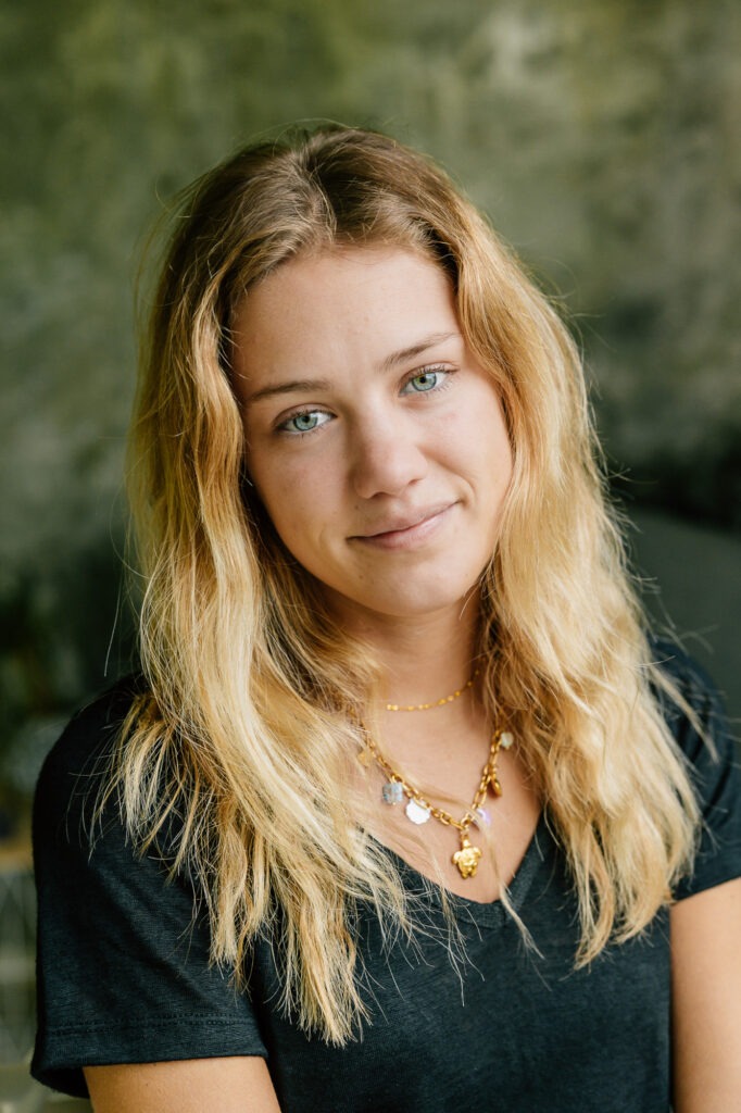 Portrait professionnel d'une collaboratrice en lumière naturelle