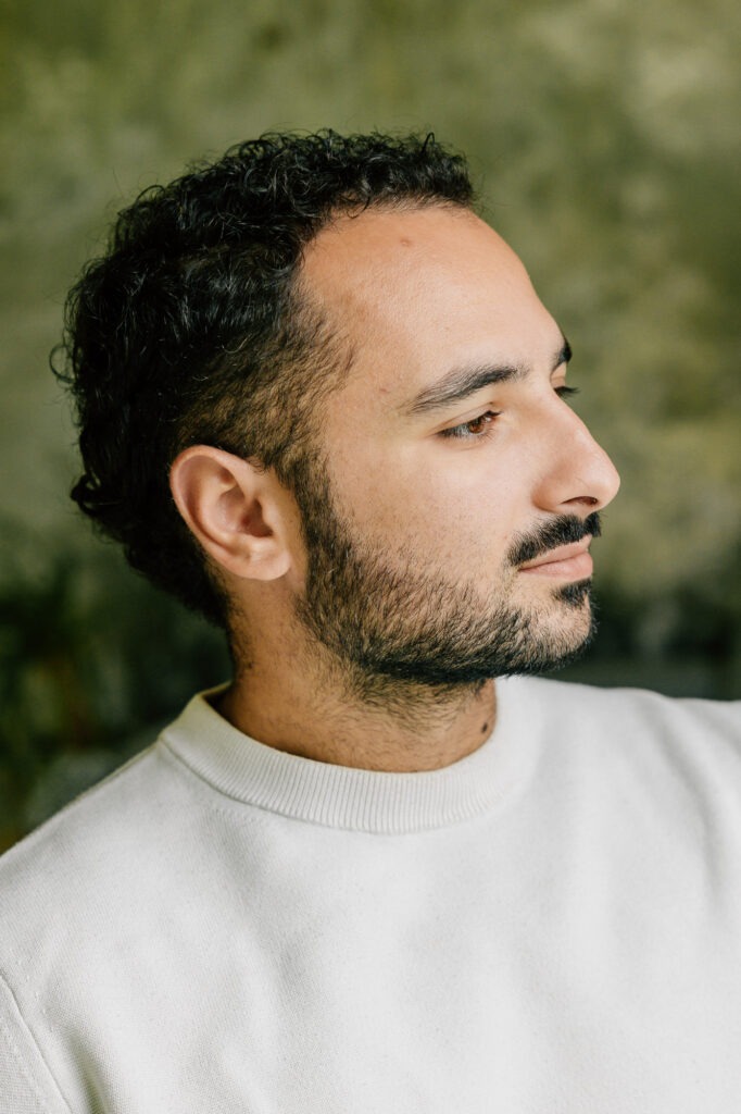 Portrait professionnel naturel d'un entrepreneur