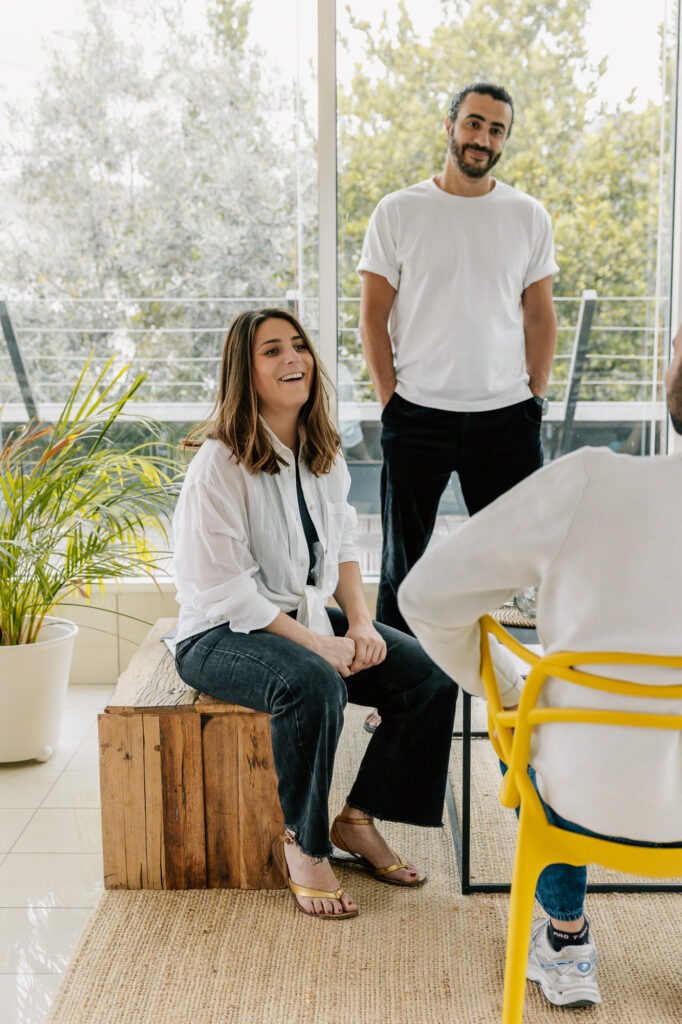 Équipe de startup au travail dans un espace de coworking à Marseille