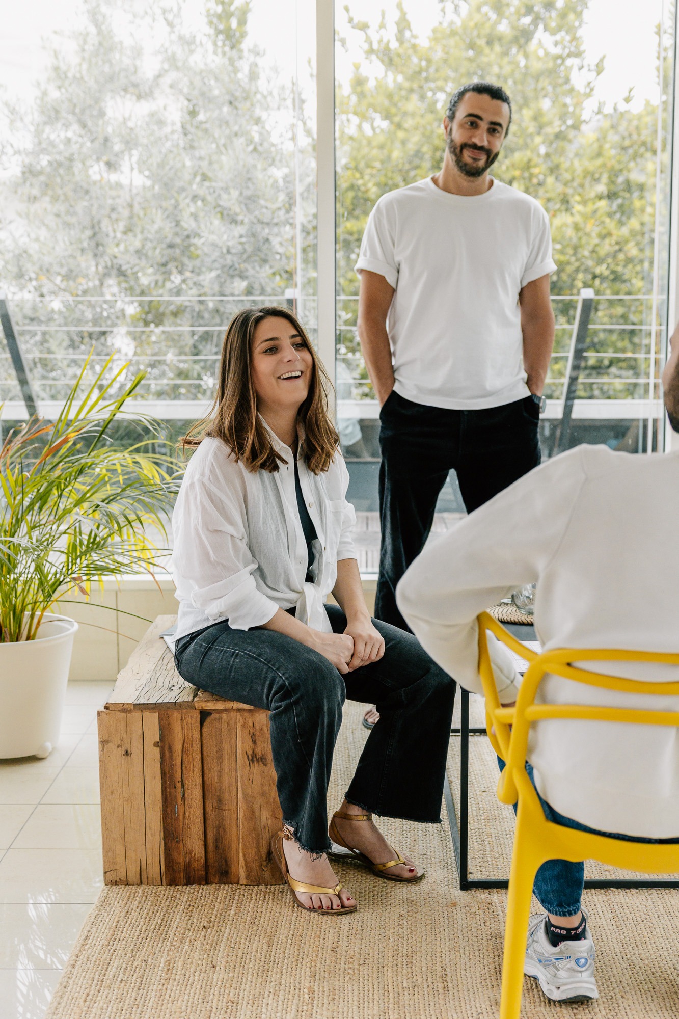 Équipe de startup au travail dans un espace de coworking à Marseille