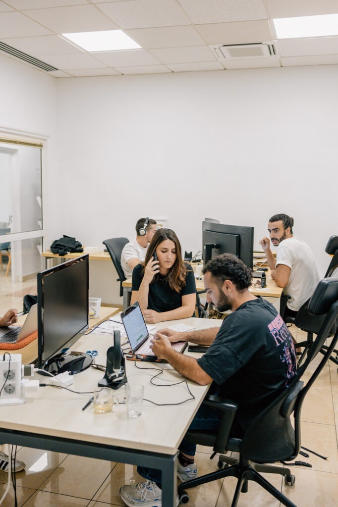 Équipe de startup au travail dans un espace de coworking à Marseille