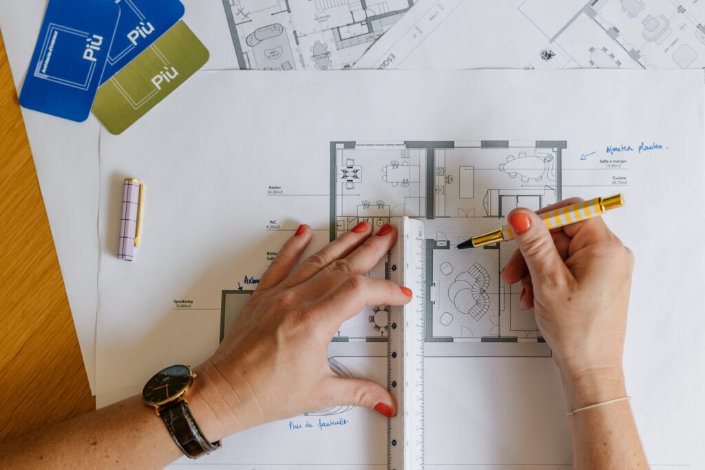 Architecte d'intérieur dessinant un plan d'aménagement – photographie de marque à Marseille