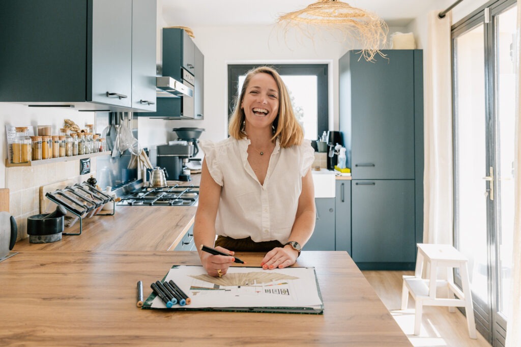 Portrait professionnel d'une architecte d'intérieur dans sa cuisine rénovée