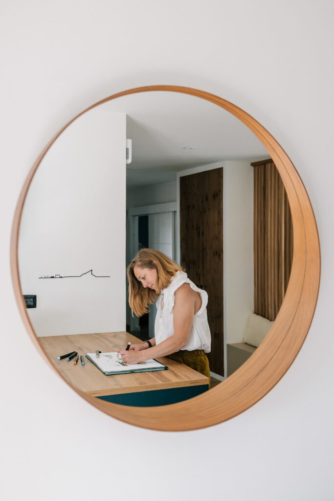 Reflet d'une architecte d'intérieur travaillant sur un projet dans son appartement