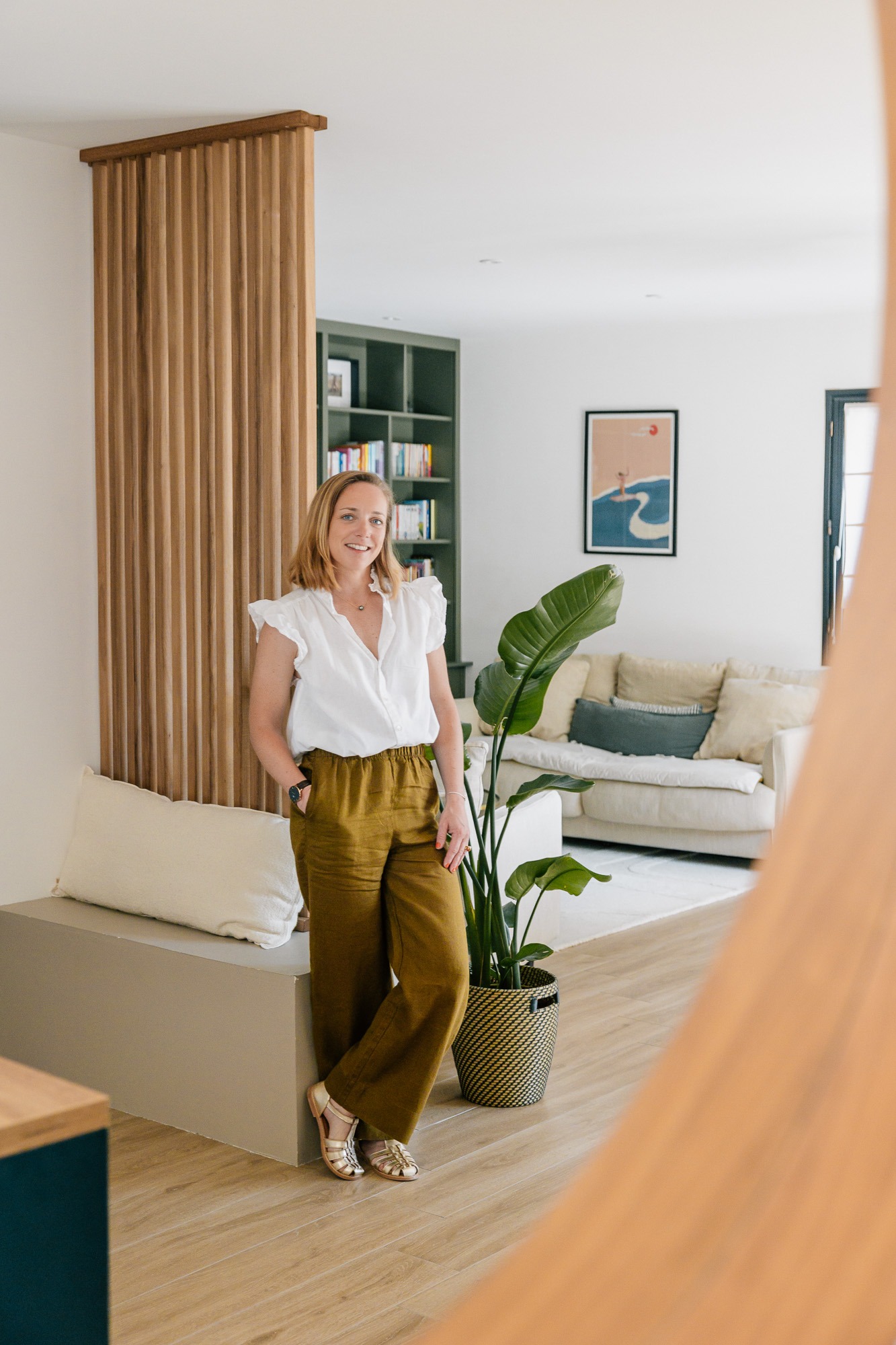 Portrait naturel d'une architecte d'intérieur dans son appartement à Marseille