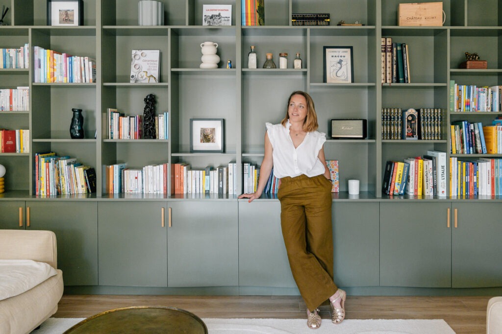 Photographe personal branding à Marseille – architecte d'intérieur dans son appartement rénové lors d'une séance photo image de marque