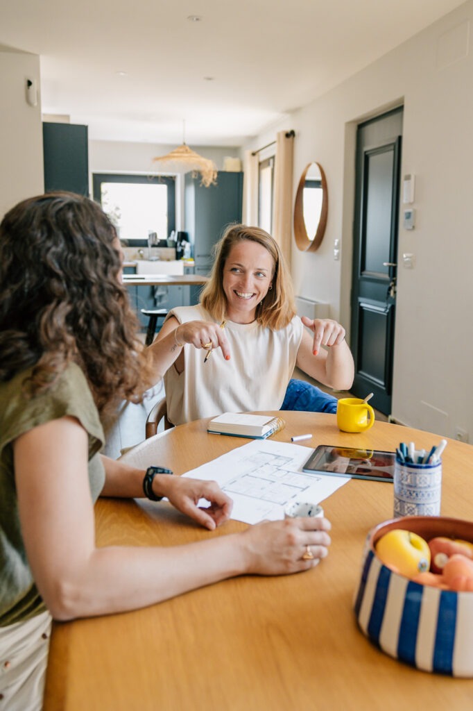 Architecte d'intérieur en rendez-vous client lors d'une séance photo personal branding