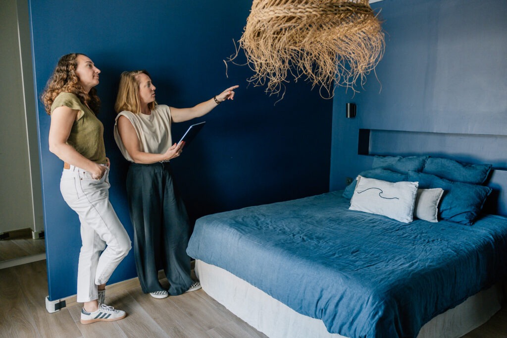 Architecte d'intérieur présentant un projet de décoration intérieure à sa cliente