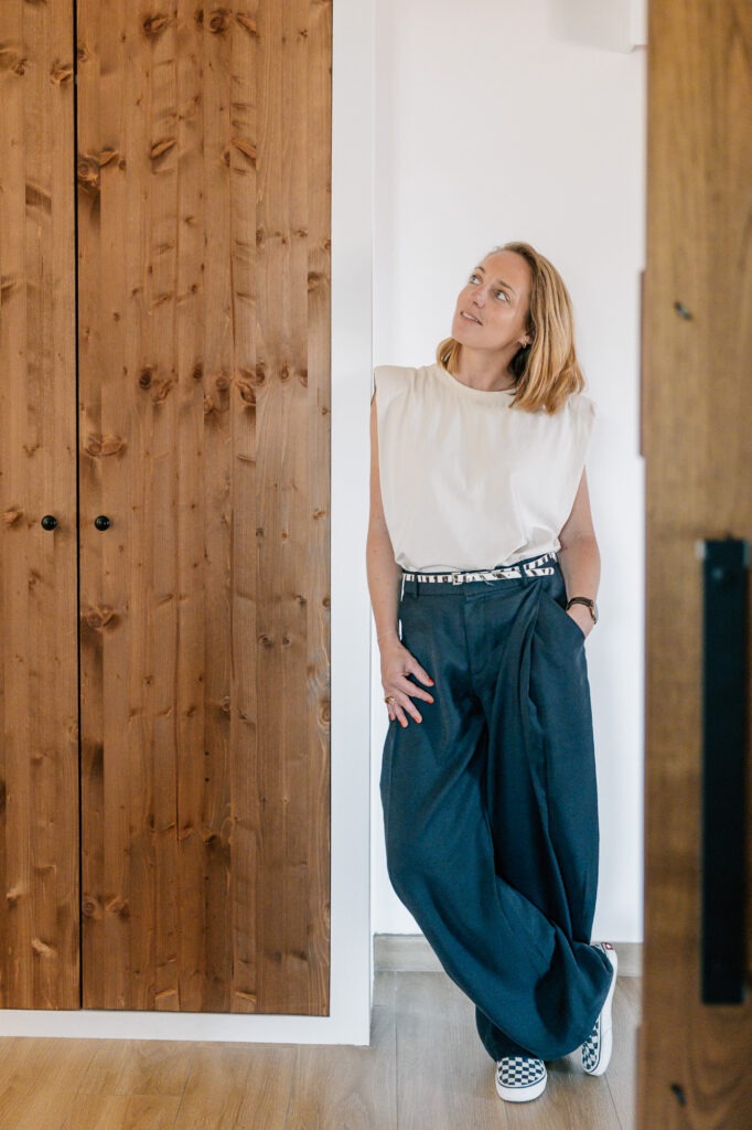 Portrait d'architecte d'intérieur devant des portes en bois sur mesure
