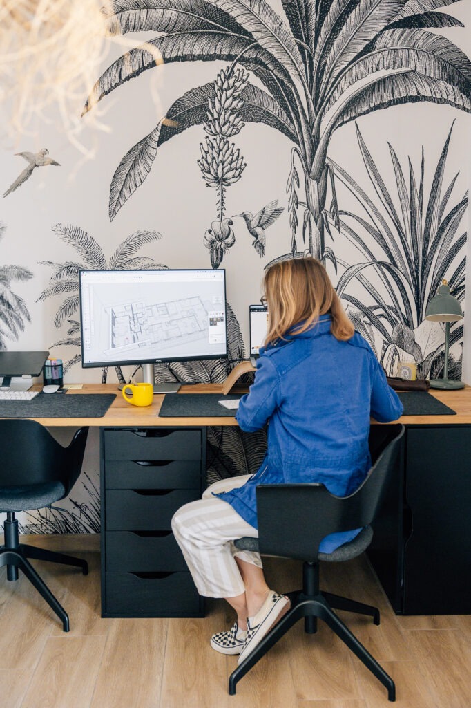 Architecte d'intérieur travaillant sur un projet d'aménagement dans son bureau à domicile